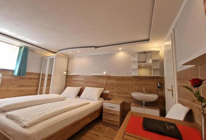 هاستل Kenny & Henry