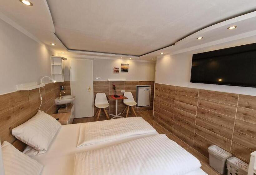 هاستل Kenny & Henry