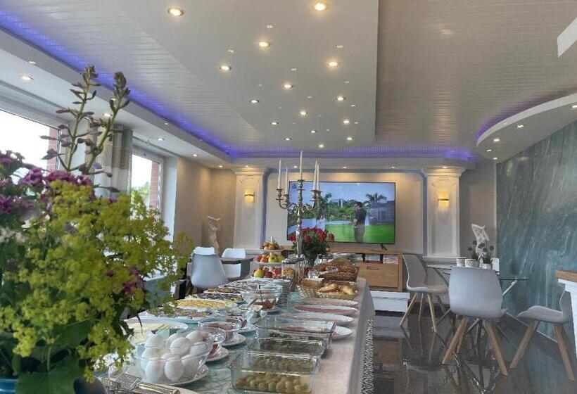 هاستل Kenny & Henry