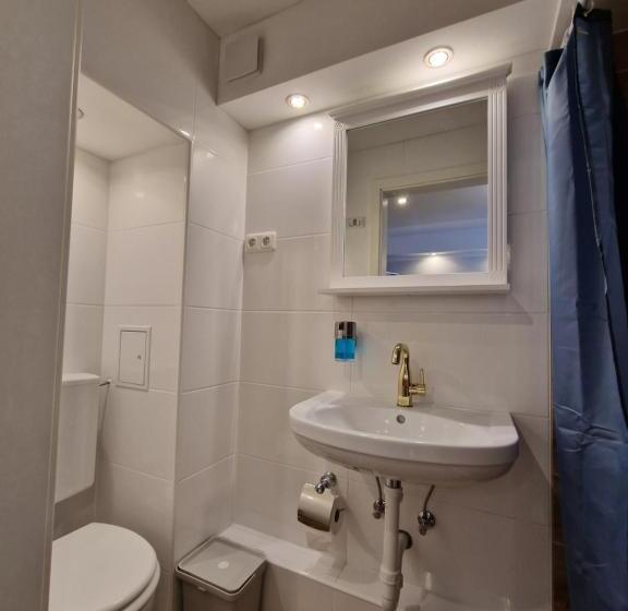 هاستل Kenny & Henry