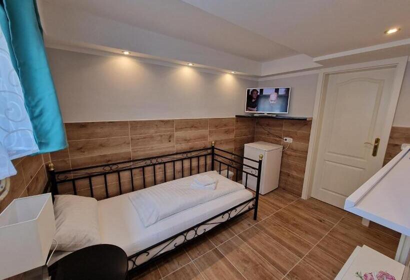 هاستل Kenny & Henry