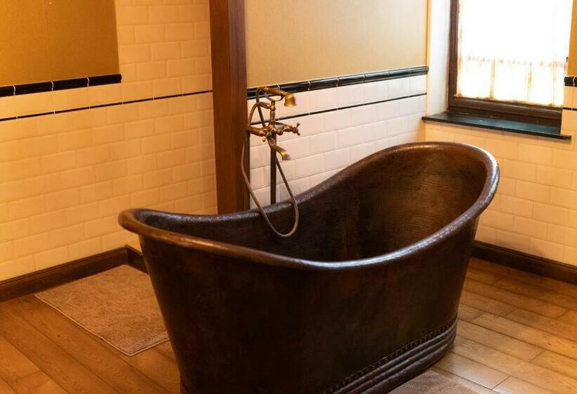 تختخواب و صبحانه Clementine