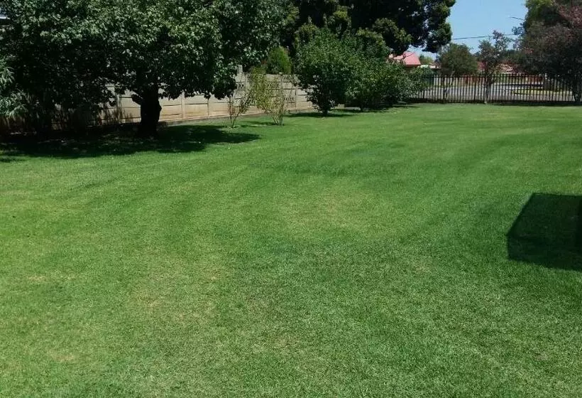 ペンション Delwer Selfcatering Guesthouse Parys