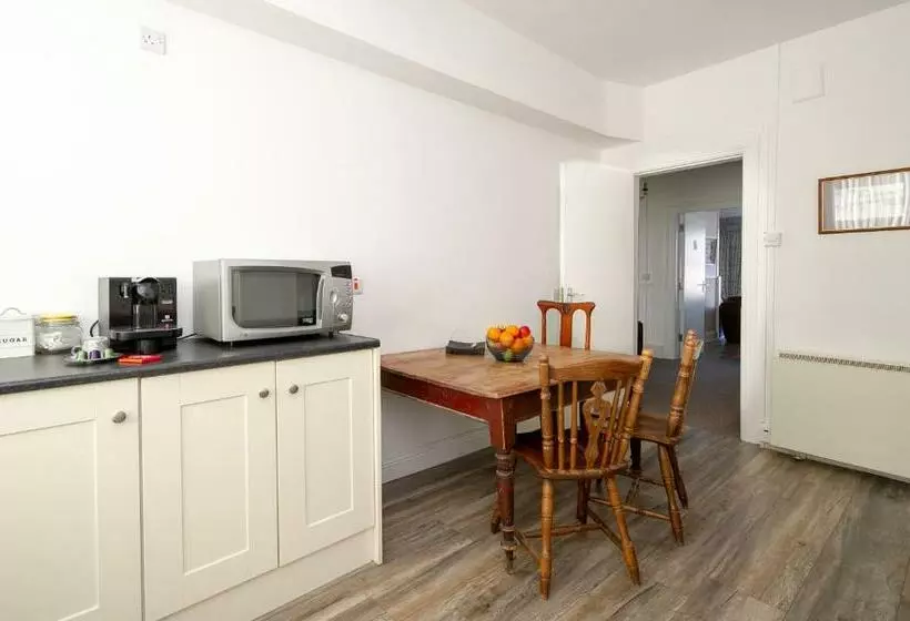 ペンション The Square Townhouse Fermoy