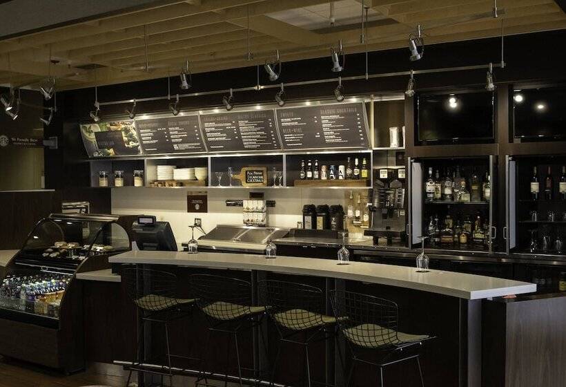 فندق Courtyard By Marriott Kingston Highway 401