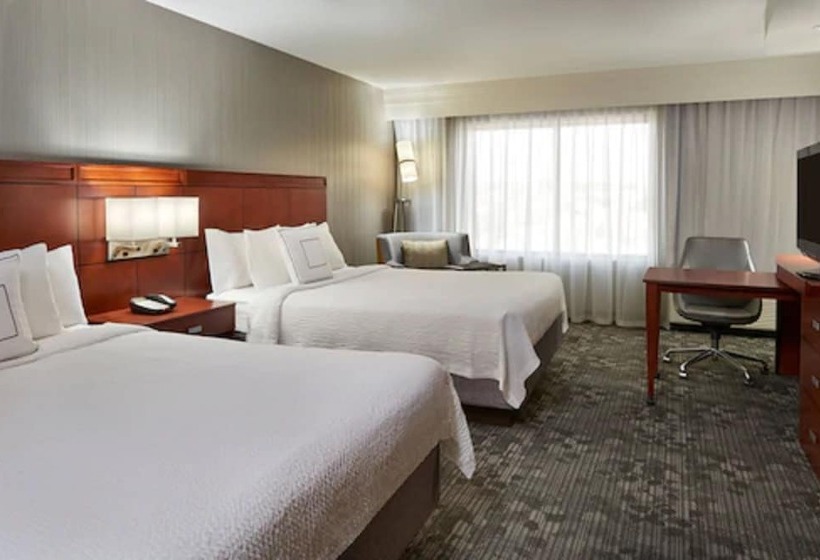 فندق Courtyard By Marriott Kingston Highway 401