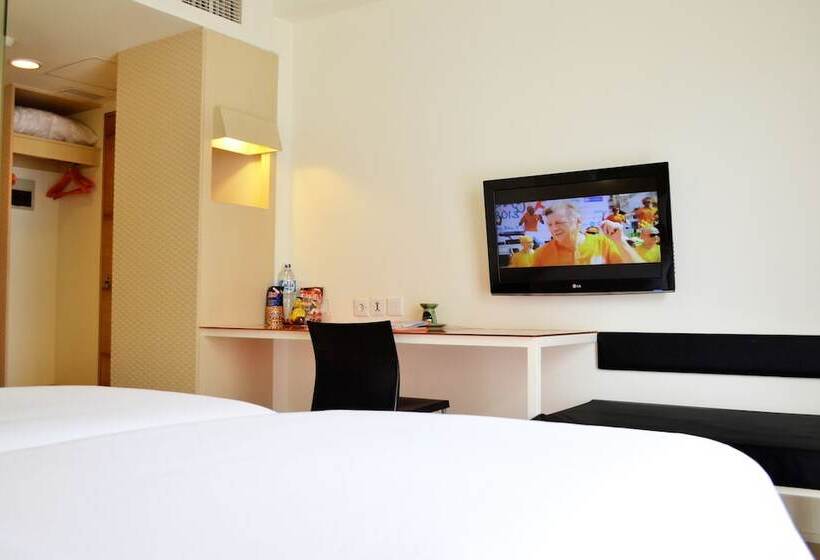 Harris Hotel & Residences Sunset Road