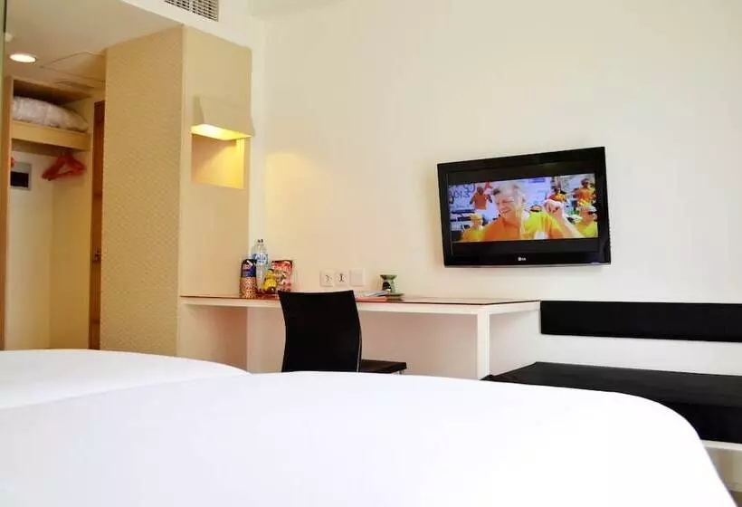 Harris Hotel & Residences Sunset Road