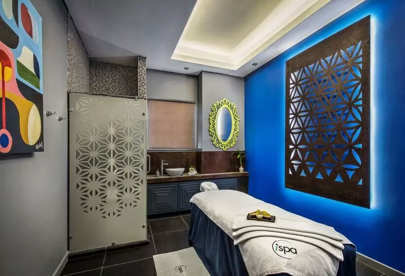 هتل Hennessy Park