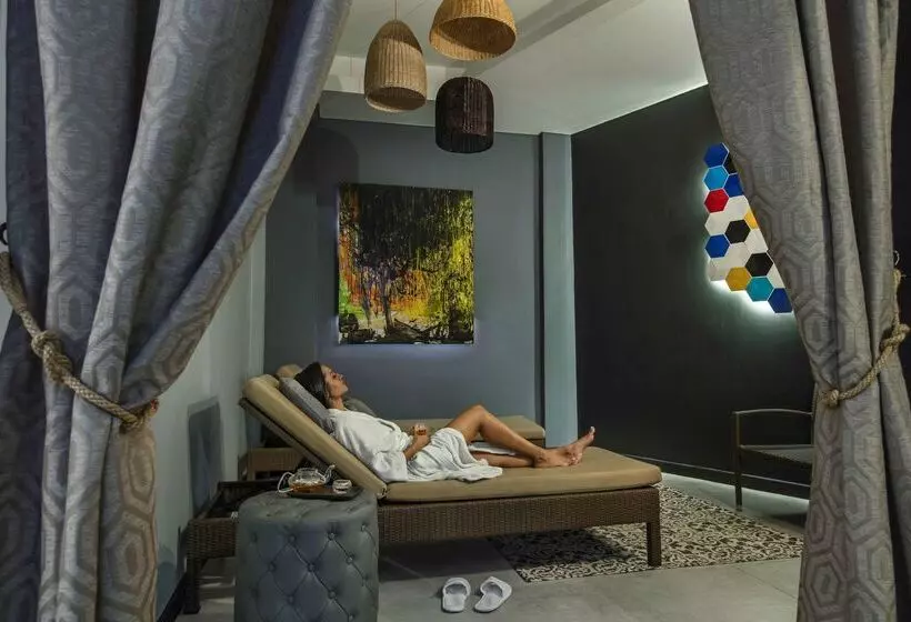 هتل Hennessy Park