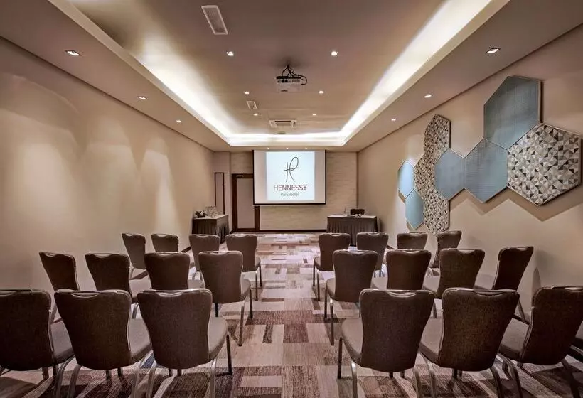 هتل Hennessy Park