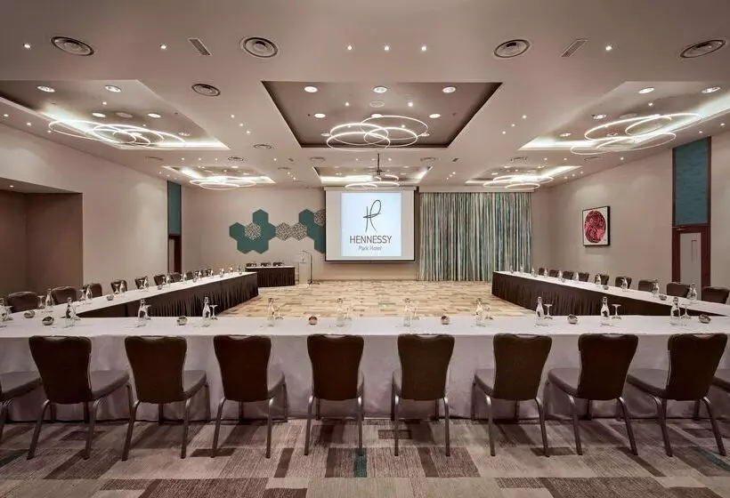هتل Hennessy Park