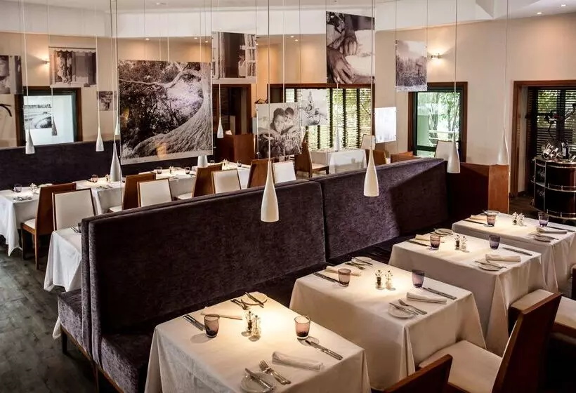 هتل Hennessy Park