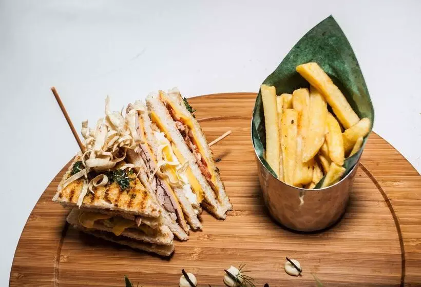 هتل Hennessy Park