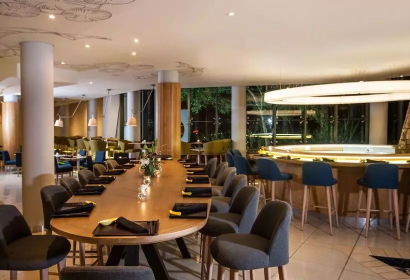 هتل Hennessy Park