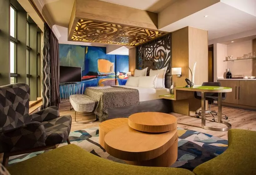 هتل Hennessy Park