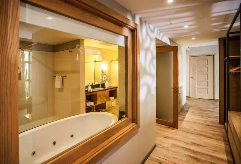 هتل Hennessy Park