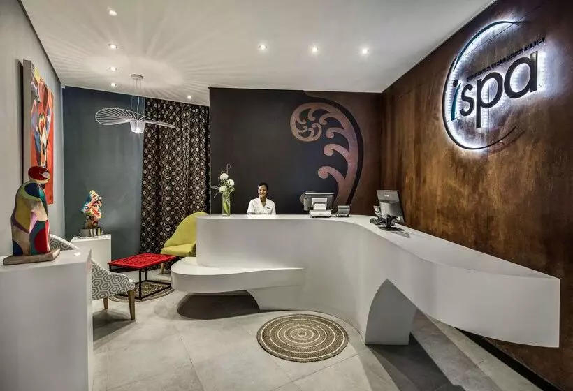 هتل Hennessy Park