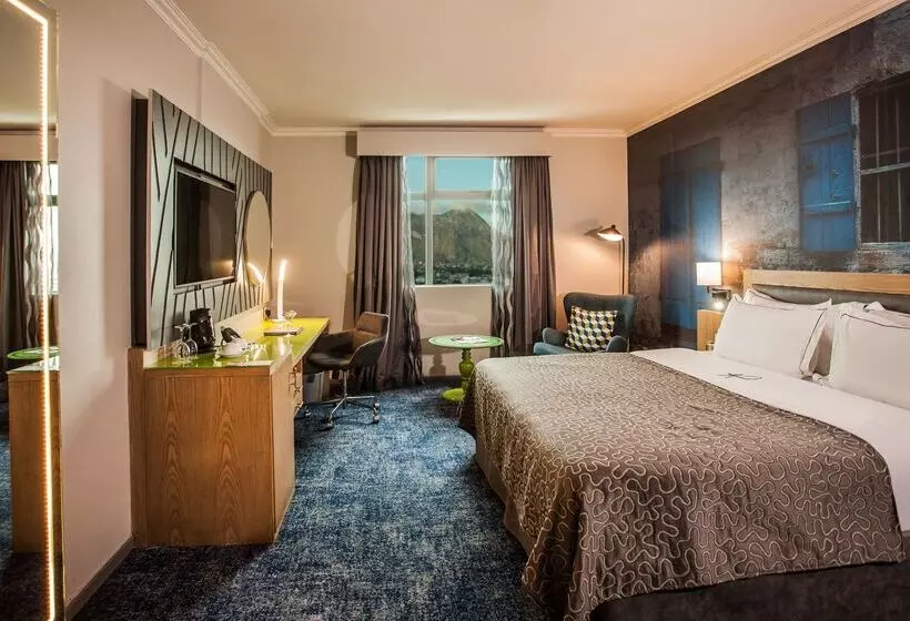 هتل Hennessy Park