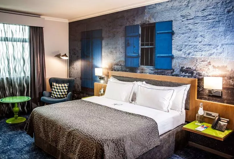 هتل Hennessy Park