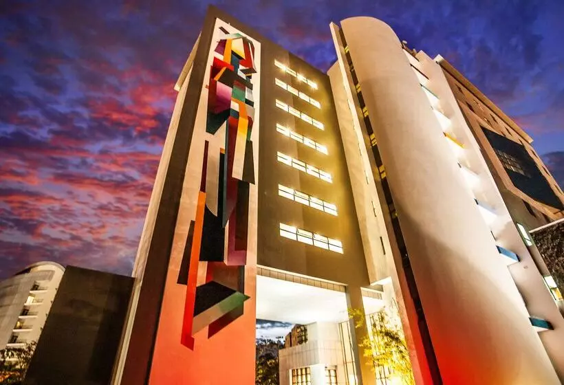 هتل Hennessy Park