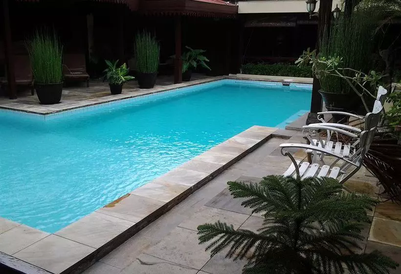 호텔 Istana Batik Ratna