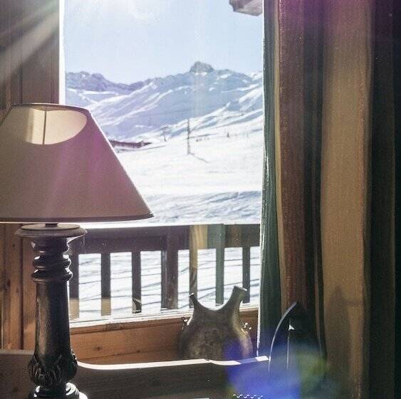 هتل Les Suites Du Montana By Les Etincelles