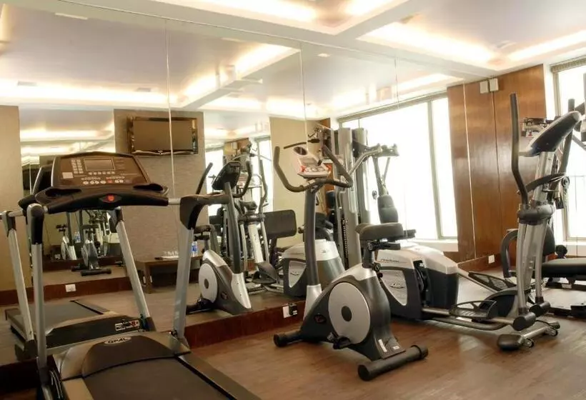 בית מלון כפרי The Fern Residency, Subhash Bridge, Ahmedabad