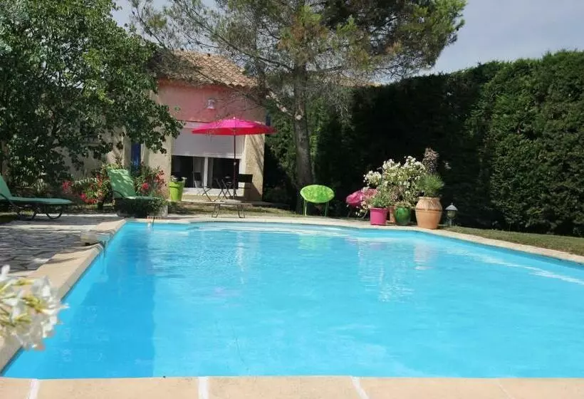 Aamiaismajoitus (B&B) Entre Avignon Et Pont Du Gard