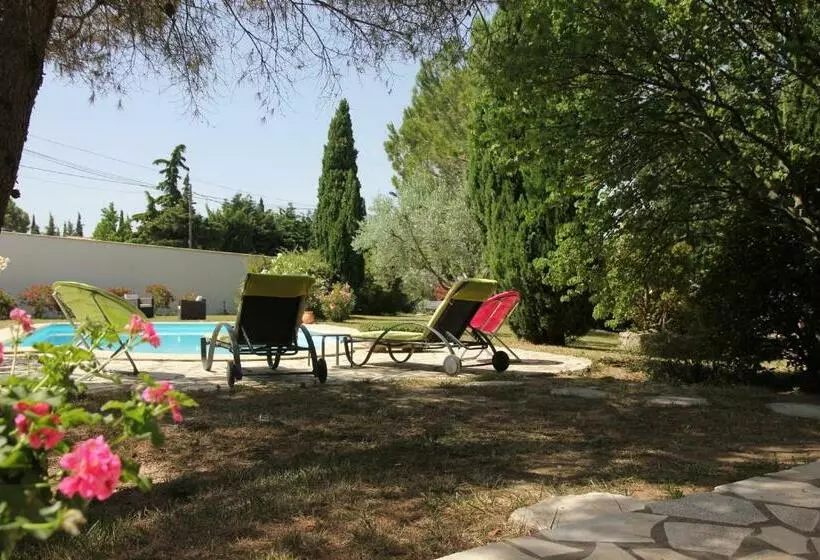 Aamiaismajoitus (B&B) Entre Avignon Et Pont Du Gard