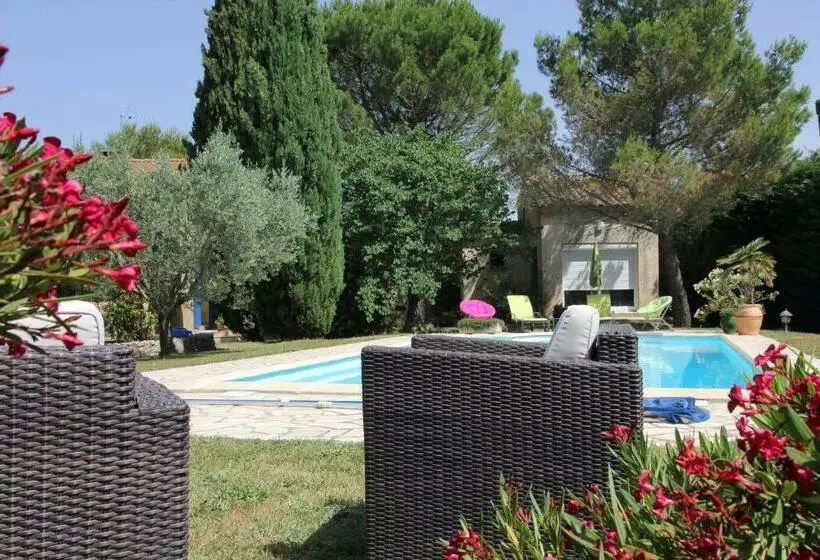 Aamiaismajoitus (B&B) Entre Avignon Et Pont Du Gard