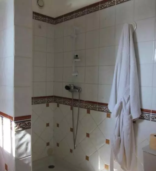 Aamiaismajoitus (B&B) Entre Avignon Et Pont Du Gard