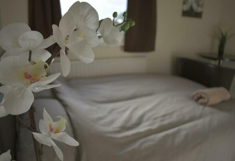 پانسیون Home And A Stay