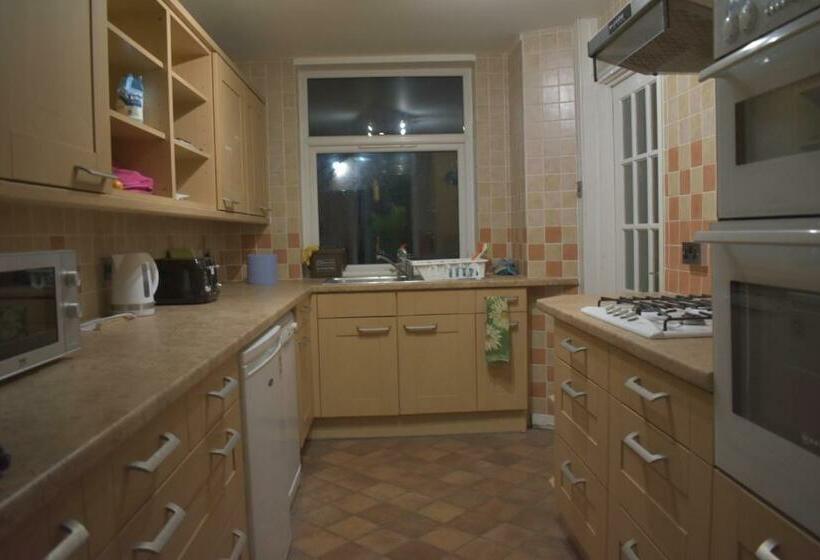 پانسیون Home And A Stay