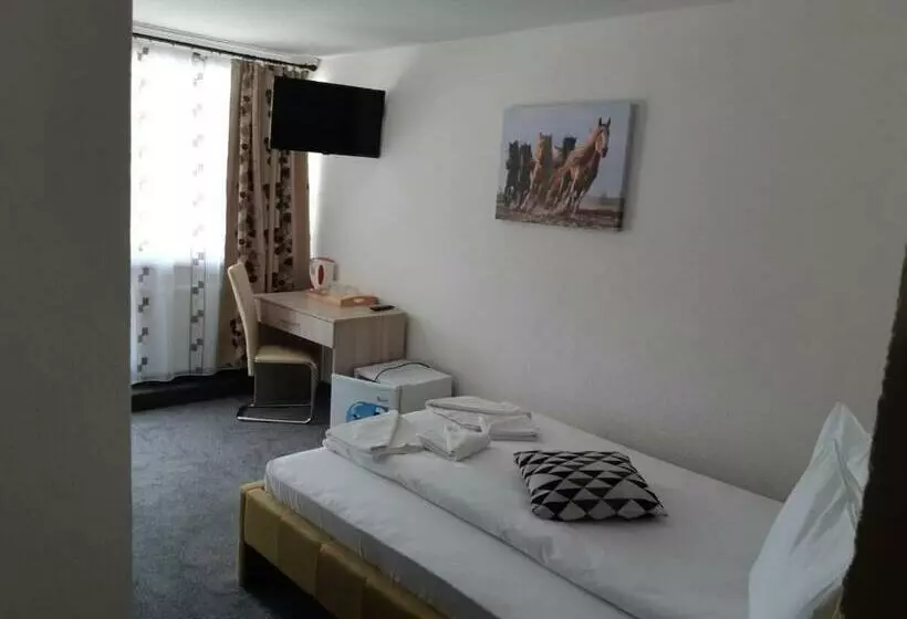 Retkeilymaja Pensiunea La Gagea