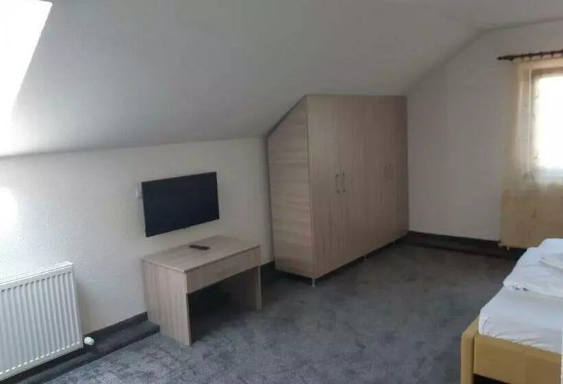 Retkeilymaja Pensiunea La Gagea