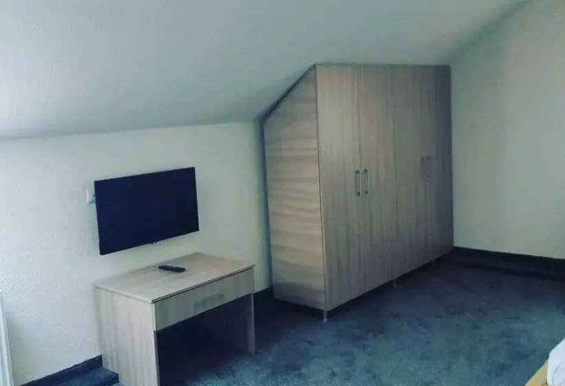 Retkeilymaja Pensiunea La Gagea