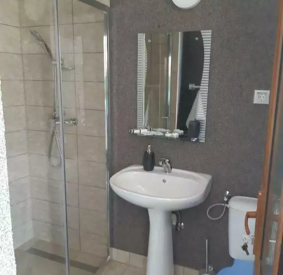 Retkeilymaja Pensiunea La Gagea