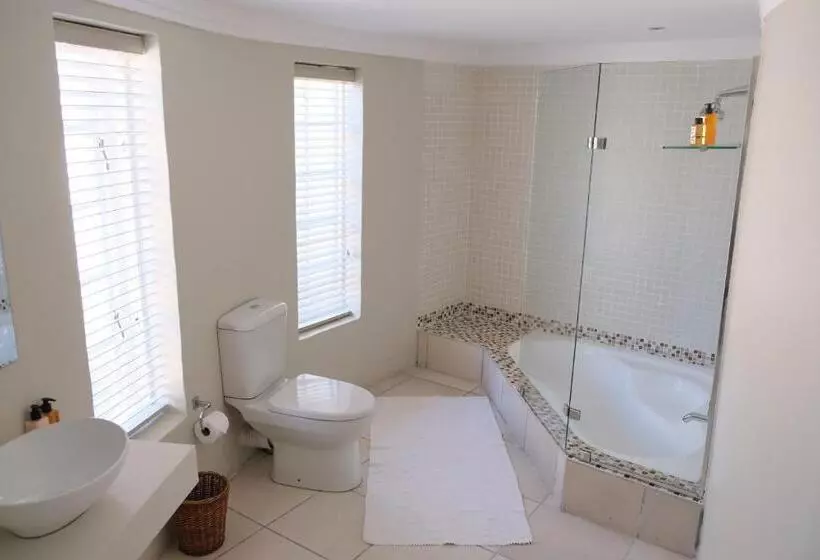 Aamiaismajoitus (B&B) Amber Light Wilderness Beach Cottage