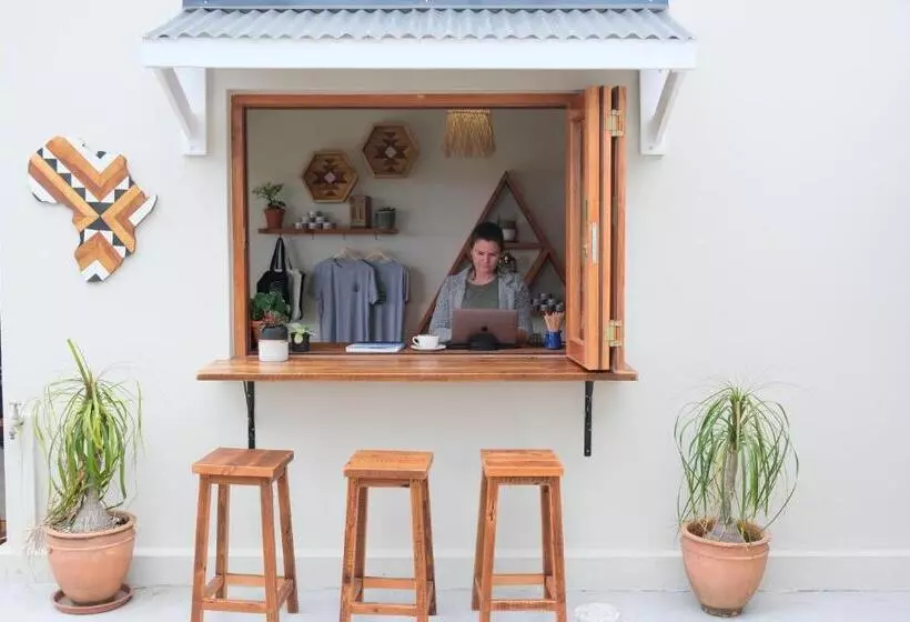 Aamiaismajoitus (B&B) Amber Light Wilderness Beach Cottage