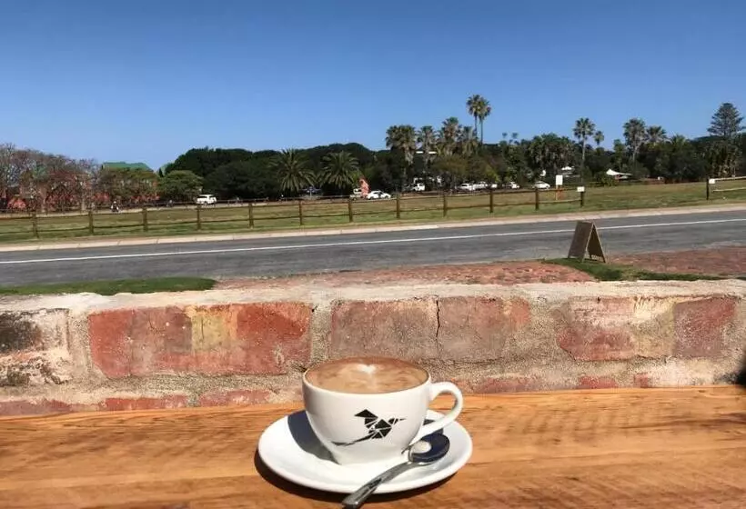 Aamiaismajoitus (B&B) Amber Light Wilderness Beach Cottage