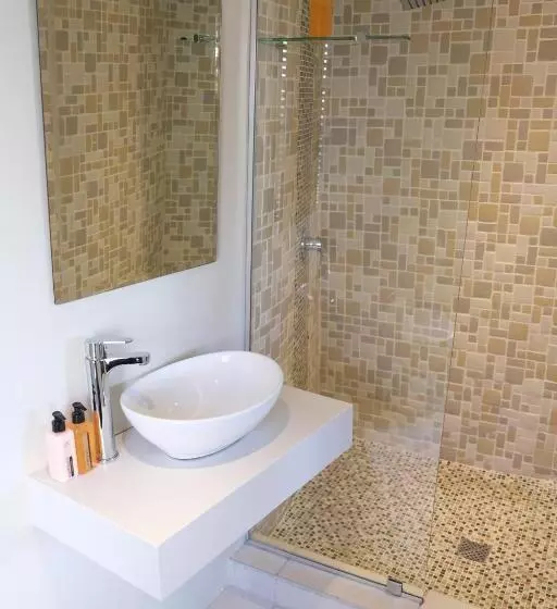 Aamiaismajoitus (B&B) Amber Light Wilderness Beach Cottage