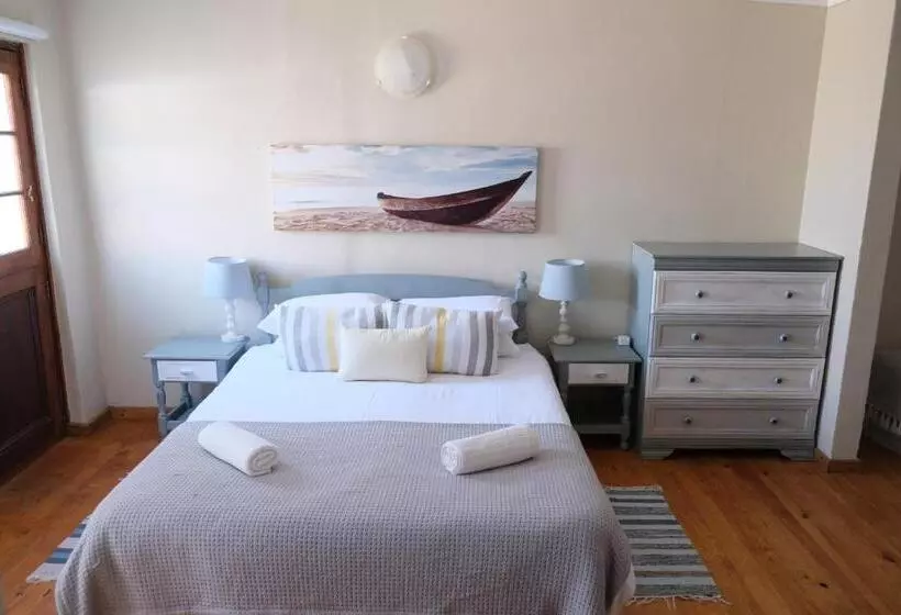 Aamiaismajoitus (B&B) Amber Light Wilderness Beach Cottage