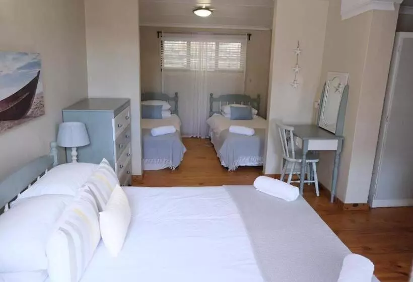 Aamiaismajoitus (B&B) Amber Light Wilderness Beach Cottage