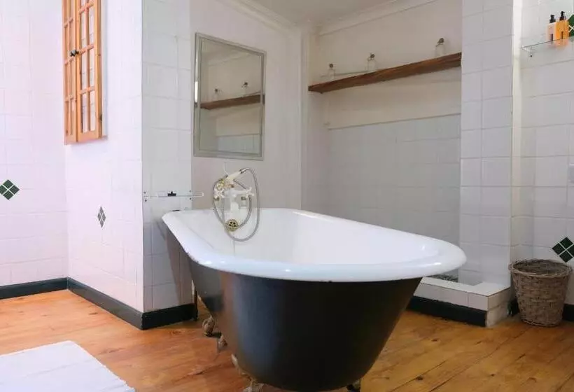 Aamiaismajoitus (B&B) Amber Light Wilderness Beach Cottage