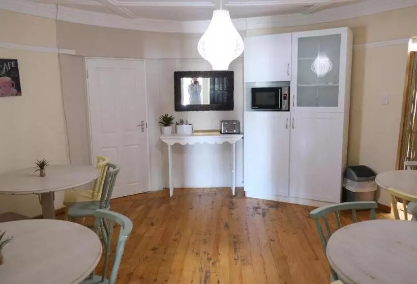 Aamiaismajoitus (B&B) Amber Light Wilderness Beach Cottage