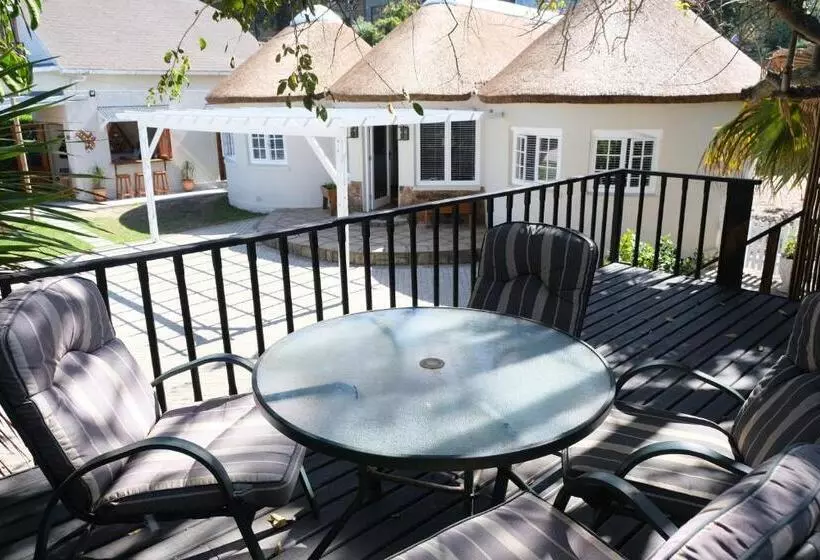 Aamiaismajoitus (B&B) Amber Light Wilderness Beach Cottage