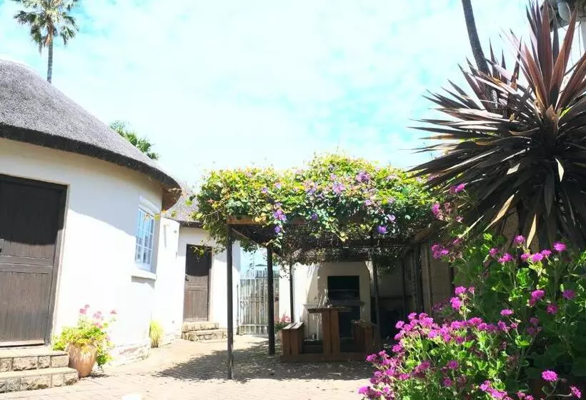 Aamiaismajoitus (B&B) Amber Light Wilderness Beach Cottage