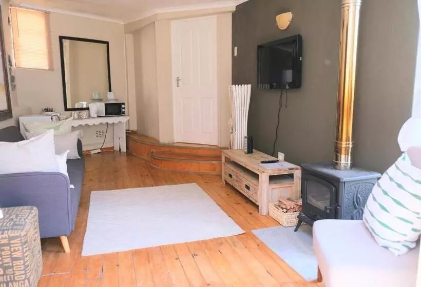 Aamiaismajoitus (B&B) Amber Light Wilderness Beach Cottage