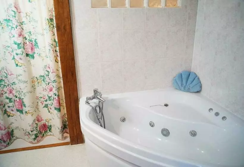 Aamiaismajoitus (B&B) Les 3 Roses